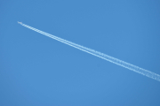 Istedenfor ørn ser vi et jetfly høyt over oss