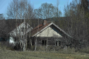 Er nok lenge siden det bodde noen i dette huset, det gror snart igjen