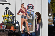 Ikke før vi har satt oss ned ved solveggen, kommer en Esso-dame med navnet GAS dumpenes ned i fanget på oss
