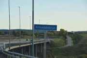 Så nå skal vi følge Kongsvingervegen som hadde byggestart i 2004 mot Kongsvinger, og den første brua vi kommer til heter Kirkedalsbrua. Det er den lengste brua med sine 244 meter på veien som også heter riksvei 2, du er med nå?