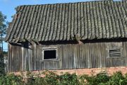 Rett over veien kan vi ha Oslovegen 145 kanskje, låven har ikke noen nummer og ligger mellom Oslovegen 145 og Oslovegen 100 mot Skarnes. Kanskje det er låven som tilhører Snekkermoen?