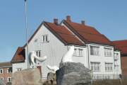 Jeg må alltid sjekke at de tre polarrevene er på plass, det var en gang i oktober 2019 at en var stjålet husker jeg. Revene i rundkjøringen har fått navnene Esja, Selma og Lubbi