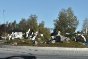 I den andre rundkjøringen har vi en flokk med hvite fugler som flyr i en virvel. Det er kunstnerne Aleksander Stav og Lars Skjelbreia som har laget dem,  og tirsdag 25. juni 2019 ble kunstprosjektet «Landet som ikke er» i rundkjøringene offisielt åpnet