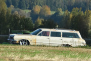 Og der ute så står det en Chevrolet Impala, som ser ganske sliten ut. Men sjekk de felgene, dette er en ekte raggarbil