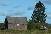 Her ute kan du se mange gamle hus, hva har det vært her i gamledager? Det jeg reagerte på her, var den hvite luken...