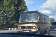 Så møter vi på en veteran igjen, det er en Mercedes-Benz L 613 D fra 1977. Jeg tror at denne Mercedes bussen inneholder Soul og Country musikk, nå bare gjetter jeg
