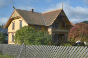 Negarden er et gammelt Sveitserhus, rammet inn av en stor engelsk hage. Som gammel tobakkselger, så fant jeg også ut at her har det vært en høy sigarføring, helt frem til tidlig 1930 tallet. Mulig jeg kommer til å overnatte her og spørre Eva og Olav om litt historie