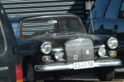 En Mercedes-Benz 230 fra 1965 med runde lykter, da må det være en W110