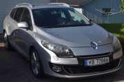 Men så dukker det opp en bil jeg ikke har sett før, det er en Renault Megane fra 2013. Den er ikke en veteran enda, men den kan frakte en barnevogn med Kong Gustav i. Vel, nå tok jeg vel litt i, selvfølgelig sitter han i en barnestol av ypperste kvalitet i baksetet, eller forsetet...