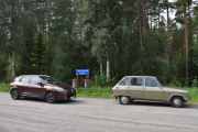 Like før vi skal kjøre inn mot Mosogn, dette er vakkert. En gammel og en ny Renault står ved siden av hverandre