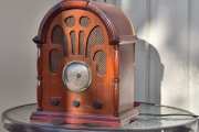 Nå bare nyter vi musikken fra en radio fra 1934