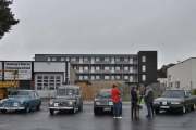 Og her hvis vi begynner fra venstre, så har vi en Volvo Amazon 122S fra 1969. Neste er en Volvo Duett fra 1956. Så kommer det en Volvo 144 Automatic fra 1969. Og den siste til høyre er en Mazda 929 GLX fra 1988