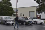Vi begynner til venstre her også, den første er en Hillman fra 1957. Neste er en Volvo 142 fra 1973. Den siste til høyre er en Ford Mustang GT fra 1989