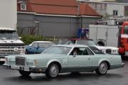 Her kommer det også en stor bil, det er en Lincoln Continental Mark V fra 1978
