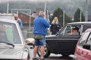 Alle må fortelle litt om bilen sin før dem kan reise ut. Her er det en Volvo 142 som må forklare seg