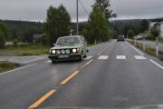 I det første krysset ved Arneberg så kjører vi feil, men heldigvis så blunket en Volvo 245 DL 2.1 stasjonsvogn fra 1975 på oss