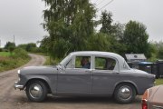 Her reiser Hillman Minx avgårde, det ser ut som vi skal følge den smale grusvegen