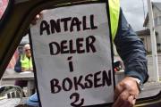 Antall deler i boksen får vi servert her, bokstavelig talt. Da må vi tilbake til forrige bilde, det er bolter i det glasset. Jeg husker ikke hva jeg gjettet, men det var over 200...