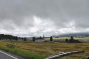 Så nærmer vi oss Gjesåsen kirke som er en langkirke fra 1863, kirken ligger ganske idyllisk nær Gjesåssjøen
