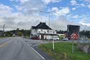 Nei da, vi er ved Joker-butikken og skal ta til høyre mot Knappum. Vi er nok på rett vei