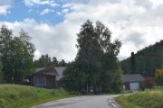 Dette er nok en glemt vei ja, det ser ikke så bra ut med husene her heller
