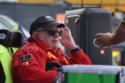 Et krus til formel 1 føreren, han er alltid tilstede under løpene