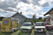 Men da er vi framme, her har du fra høyre, en halv Renault 4, så Renault 6, så en Renault 12, og til slutt en Renault Estafette. Gjett hvem som er kjørbar