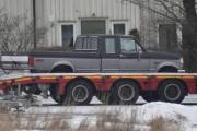 Se her, kan det være en Ford pickup fra rundt 1970, se på sidespeilene