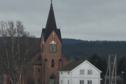 Så passerer vi Ullern kirke ved Skarnes, den er bygget i teglstein og er fra 1868