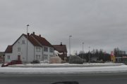 Rundkjøringen på Skarnes, alle de tre polarrevene er på plass og literprisen på bensin er kr. 20.21