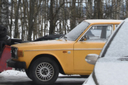 Neste bil jeg ser på veien er veteran, det er en Volvo 144