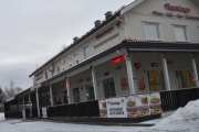 I Solørvegen 1046 som er på den andre siden av veien ligger Flamingo Restaurant, det brant her i 2014 så bygget er annerledes nå. Tidligere så var dette den gamle Langseth bygningen