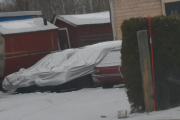 Så passerer vi tre biler, to under presenning og en som er synlig, dette lukter veteraner lang vei