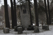 Vi passerer en minne stein, P. N. Sjursen hviler i Våler-jord. Han er gravlagt i kommuneparken i Våler, til daglig omtalt som Sjursen-parken