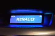 Det er ingen veteran den vi kjører heller, men det er en Renault og det er minus 8 grader ute, så vi går inn og koser oss