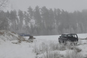 Men litt lenger ned i veien så dukker det opp en Volvo 240 som har sett sine bedre dager, men veteran er den. Bilen bak til venstre er nok en veteran den også