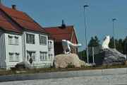 Rundkjøringen på Skarnes, nå står det tre polarrever der igjen, det gjorde det ikke i mai, når jeg kjørte her