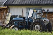Men nå vil jeg ta turen bort til Eidsfossbrua, og se hva som er under der. Da kan vi jo ta med oss denne veteranen her som er en Ford 2000 fra 1970