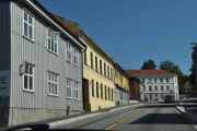 Vi kjører oppover Storgata i Kongsvinger og det forundrer meg at ingen av disse husene er vernet eller er bevaringsverdige