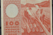 100 kroner fra 1957 og hvis du tar med verdiveksten frem til 2021, så er den på hele 1 514,06 kroner. Dette tilsvarer en prisstigning fra 1957 til 2021 på 1414,06 prosent