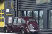 Så ser jeg også at den fremste døren har håndtaket foran og da gjetter jeg på en Standard Flying Ten Saloon fra rundt 1935 til 1940