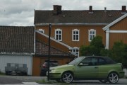 Denne bilen står alltid her i Kongsvinger, men er ikke en veteran enda. Men huset bak i Kirkestredet er fra 1856 og er derfor en veteran