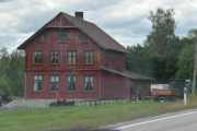 Oslovegen 299 i Kongsvinger fant jeg ingen historie på, men det ser gammelt ut, eller så mangler det bare litt maling