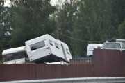 Nå er vi ved Skarnes Bilhoggeri igjen, jeg tror at når en campingvogn blir kastet, så er det fordi den lekker og ikke fordi den er gammel...