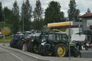 Men nå er det traktortreff på Vormsund, skal vi se hvilke traktorer som møter opp på et slikt treff? Fiat 110 fra 2003, Ford fra 1981, John Deere 3040 fra 1983, Volvo T-650 fra 1974, John Deere 2030 fra 1978, Ford 3000 fra 1974 og John Deere 1630 fra 1977. Det var de vi kunne se herfra