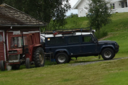 Begge disse kan være veteraner, men traktoren klarer jeg ikke. Bilen er en Land Rover Defender rundt 1980 til 1990