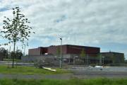 Her passerer vi Vormsundhallen som åpnet i år, det eneste de mangler er tribuner der har jeg lest