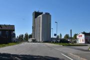 Her ser vi kornsiloen på Vestad i Elverum, jeg klarer ikke å holde følge med en Renault Clio så jeg kjører alene