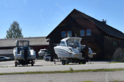 Nå er ikke jeg flink på båter, men jeg ser at den ene er en Antares 7 og er splitter ny. Men Volvo-en til venstre, kan være en veteran