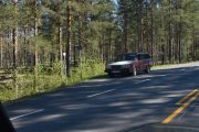 Nå kjører jeg Vestsivegen som er fylkesvei 210, og her dukker det opp en veteran. Det er en Volvo 240 GL fra 1986